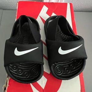 Infant Nike Kawa slides size 3c black and white